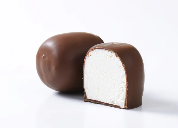 Čokoláda potažené marshmallow zachází — Stock fotografie