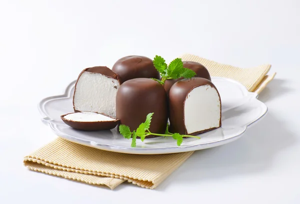 Chocolate-coated marshmallow treats — Stock Photo, Image