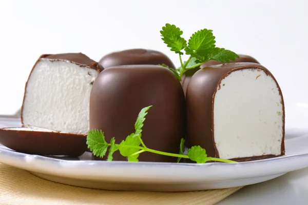 Guloseimas de marshmallow revestidas de chocolate — Fotografia de Stock