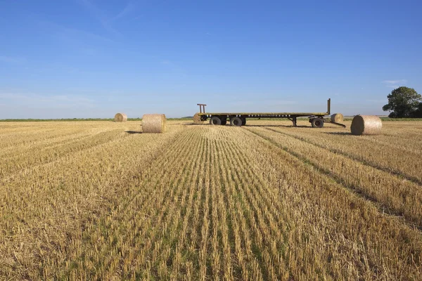Textured stubble field with trailer — Stock Photo, Image