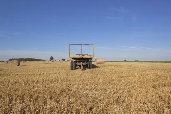 Yellow trailer in an scenic landscape — Stock Photo, Image