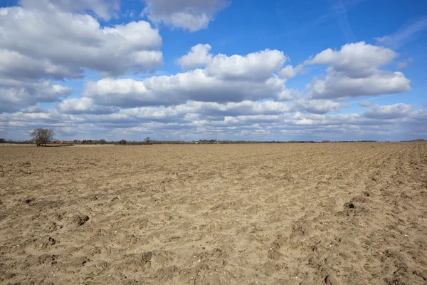 Springtime plogen jorden — Stockfoto