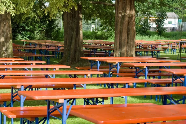 Biertische und Bänke — Stockfoto