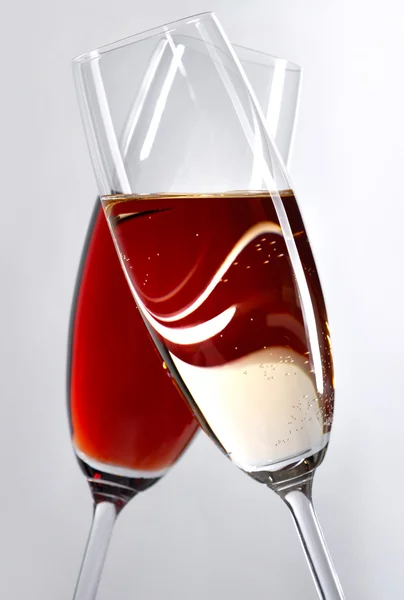 Dos copas de vino cruzadas Imagen de stock