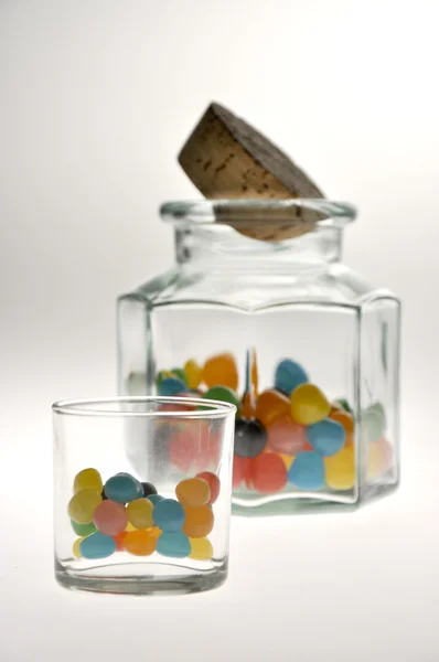 在一个玻璃瓶中的彩色的糖果 — 图库照片