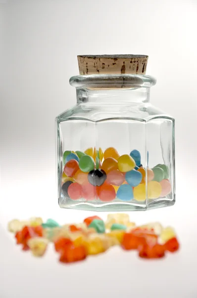 Цветные конфеты в стеклянной банке — стоковое фото