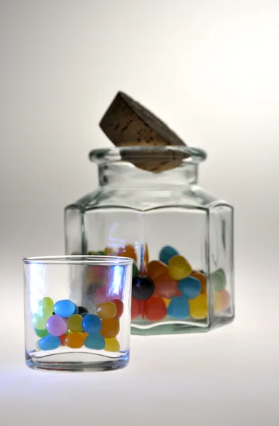 Bir cam kavanoza renkli şeker — Stok fotoğraf