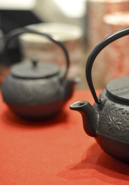 Çay için nane şekerli demir Asya çaydanlığı.