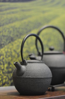 Çay için nane şekerli demir Asya çaydanlığı.