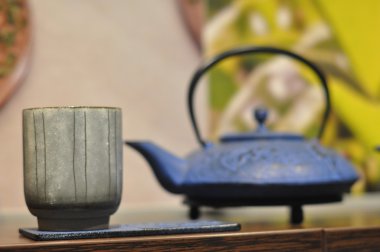 Çay için nane şekerli demir Asya çaydanlığı.