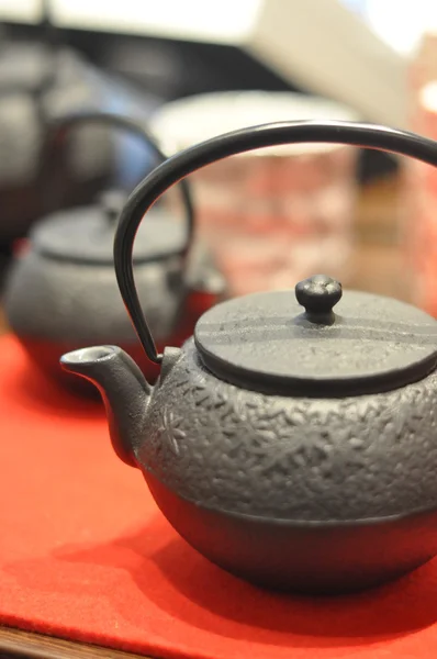 Чёрный чугунный азиатский чайник — стоковое фото