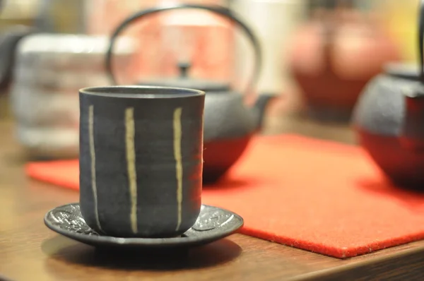 Чёрный чугунный азиатский чайник — стоковое фото