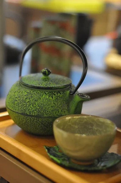 Hierro asiático tetera con ramitas de menta para el té — Foto de Stock