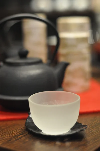 Eisen asiatische Teekanne mit Zweigen Minze für Tee — Stockfoto