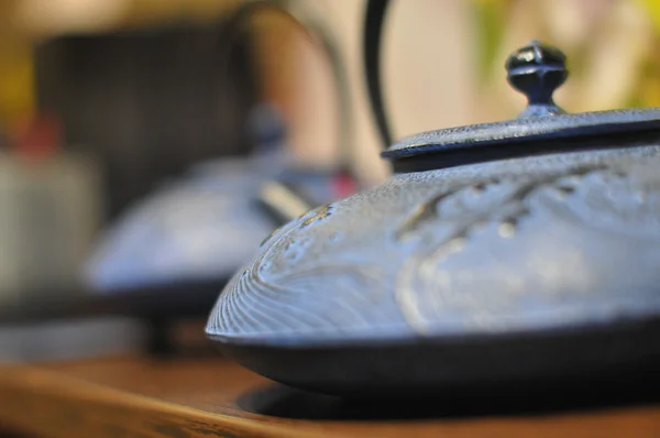 Hierro asiático tetera con ramitas de menta para el té —  Fotos de Stock