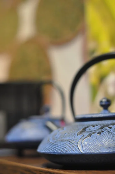 Hierro asiático tetera con ramitas de menta para el té —  Fotos de Stock