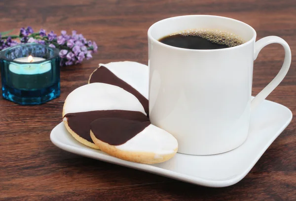 Bir fincan kahve ile siyah-beyaz kurabiye — Stok fotoğraf