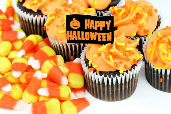 Feliz Halloween cupcakes y dulces de maíz en blanco . — Foto de Stock