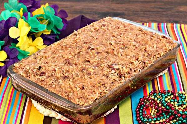 Egész sheetcake, a cajun torta díszítés praliné. — Stock Fotó