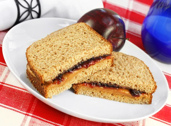 Almoço saudável de manteiga de amendoim e sanduíche de geléia em trigo integral — Fotografia de Stock