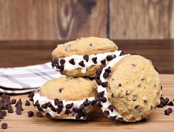 Homemade Ice Cream Chocolate Chip Cookie Sandwices — Stock Photo, Image