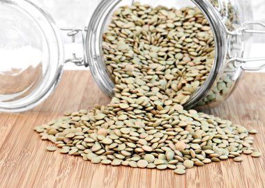 kavanozdan dökülmesini sağlıklı yeşil mercimek fasulye. seçici odak