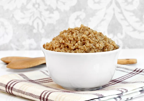 Cuire le quinoa de blé entier dans un bol. Macro avec espace de copie . — Photo