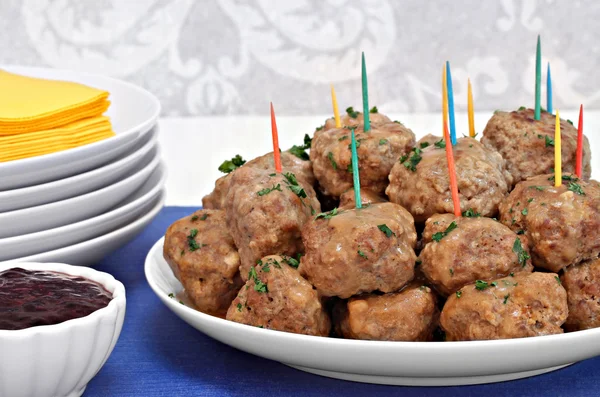 Polpette svedesi con contorno di salsa di bacche . — Foto Stock