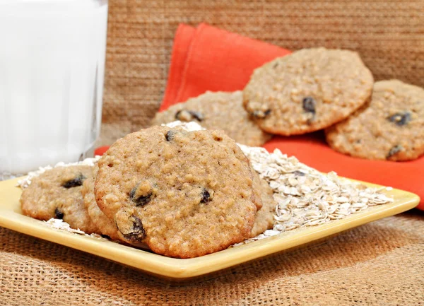 Oatmeal raisin cookies with milk. — Stock Photo, Image