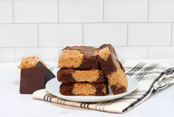 Fıstık Ezmeli Çikolatalı Browni Beyaz Bir Tabağa Istiflenmiş Fıstık Ezmesi — Stok fotoğraf