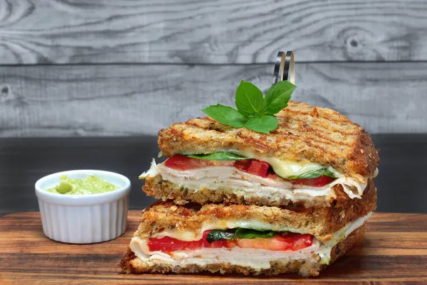 Een Gestapelde Kalkoen Tomaat Basilicum Spinazie Kaas Panini Meergranen Brood — Stockfoto