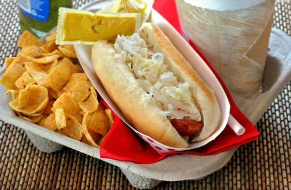 Hot Dog Met Zuurkool Een Afhaaldienblad Met Chips Een Drankje — Stockfoto