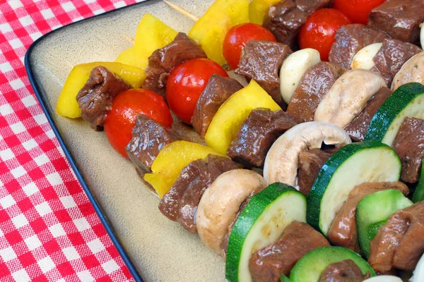 Close Kebabs Shish Grelhados Carne Legumes — Fotografia de Stock