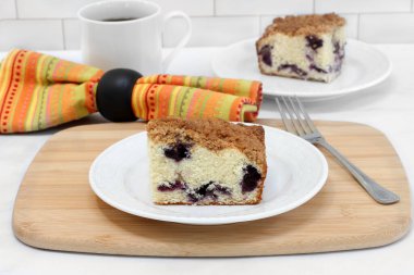 Bir parça yaban mersinli kahveli kek, yakın çekim..