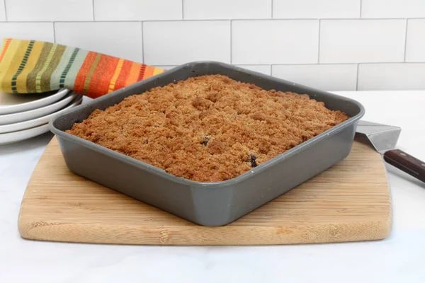 Bosbessen Koffiekoek Met Een Kruimel Erop Een Bakpan — Stockfoto