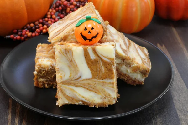 Pumpa Virvlade Cheesecake Bar Cookies Dekorerade För Halloween — Stockfoto