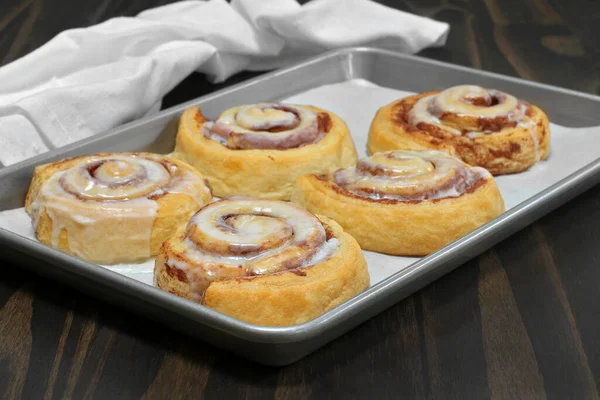 Baking Sheet Freshly Baked Cinnamon Buns Selective Focus Front Bun — Zdjęcie stockowe