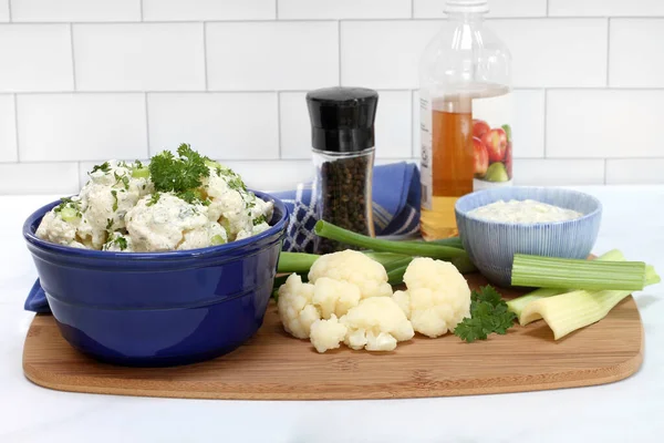 Bloemkool Salade Met Mayo Specerijen Een Blauwe Kom Met Ingrediënten — Stockfoto