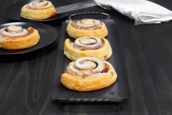 Fresh Baked Cinnamon Buns Row Black Metal Platter Macro Selective — ストック写真