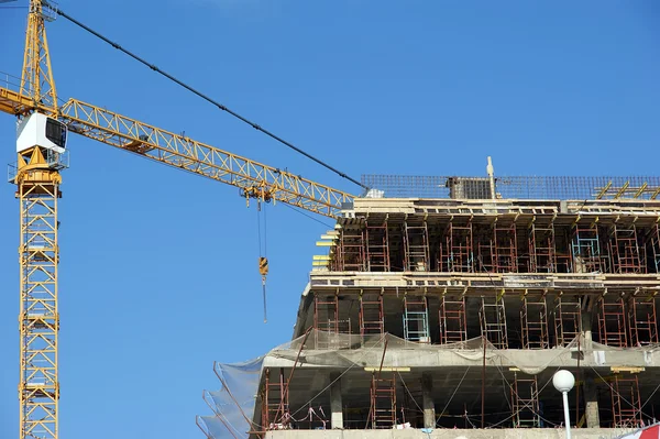 Turmdrehkran auf einer Baustelle — Stockfoto