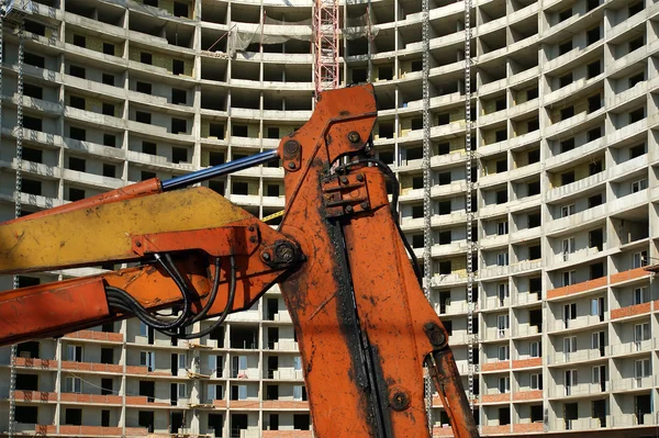 Grúa torre de construcción en una obra de construcción — Foto de Stock
