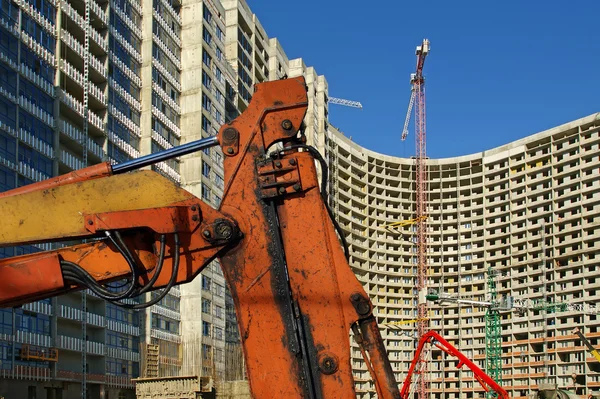 Grúa torre de construcción en una obra de construcción — Foto de Stock