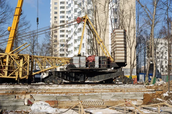 Grúa torre de construcción en una obra de construcción —  Fotos de Stock