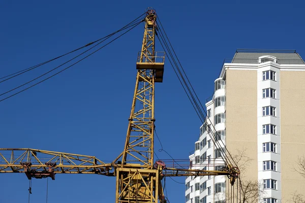 Stavební věžový jeřáb na staveništi — Stock fotografie