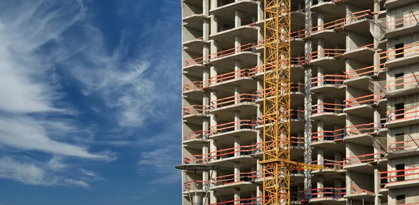 Guindaste de torre de construção em um canteiro de obras — Fotografia de Stock