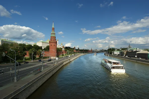 Moskevský Kreml střílel z velkého kamenného mostu. Rusko — Stock fotografie