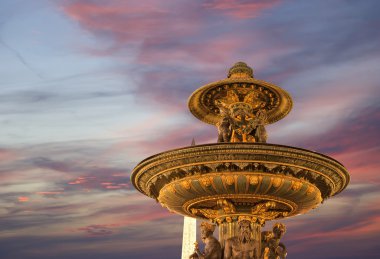 gece, Paris'te place de la Concorde'ye, Çeşme