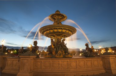 gece, Paris'te place de la Concorde'ye, Çeşme