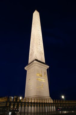 Place de la concorde ve Luksor Dikilitaşı, gece, paris