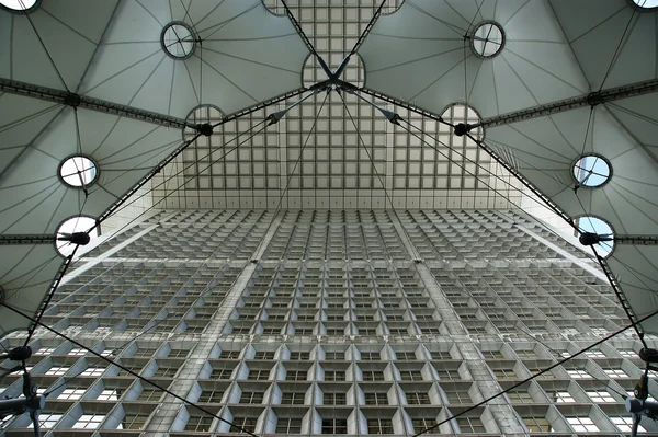 La grande arche. La defense, komerční a obchodní centra Paříže, Francie — Stock fotografie